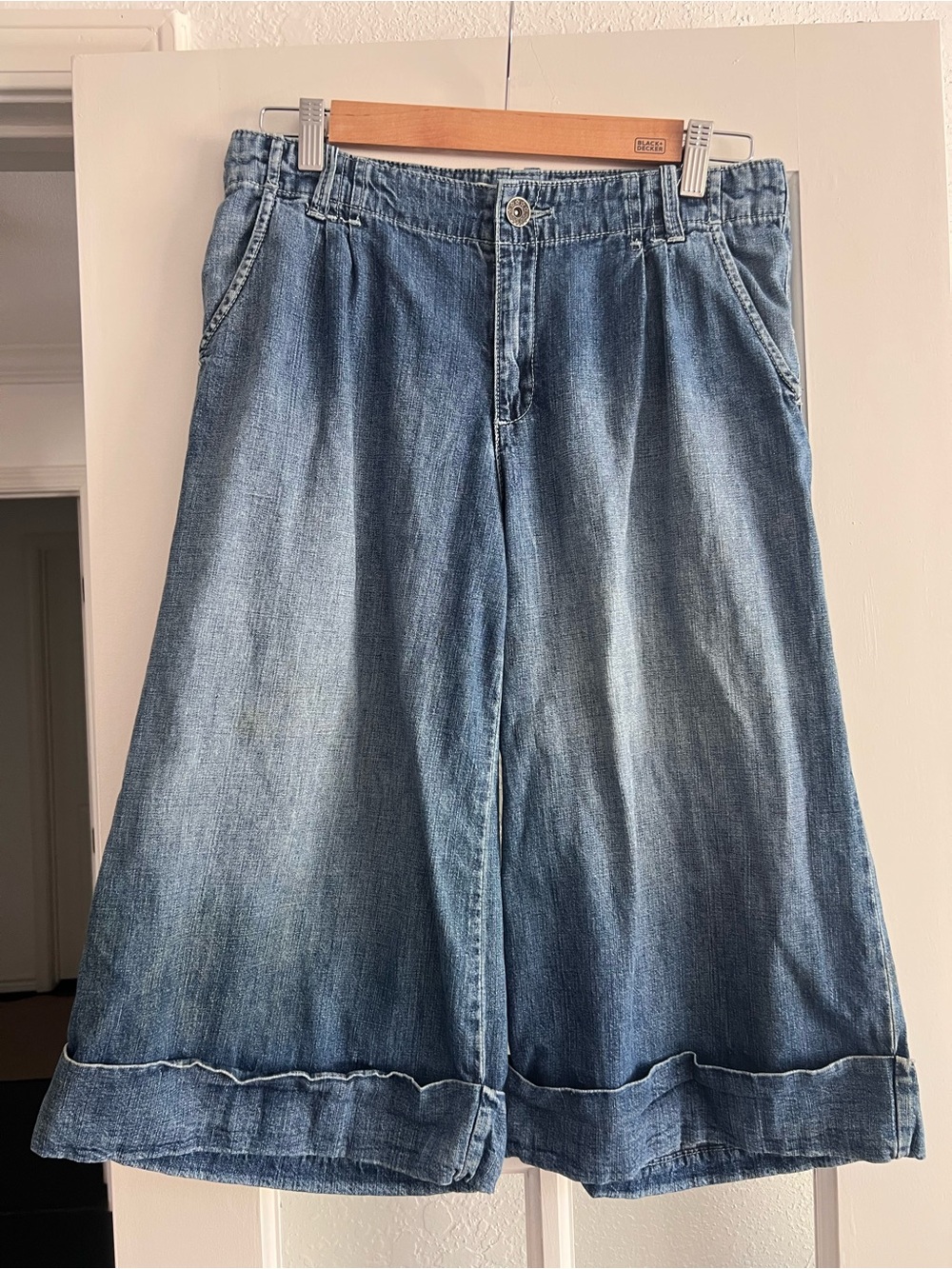 Old Navy Classic Rise Women's Denim Capri Pants Size 8 Like New